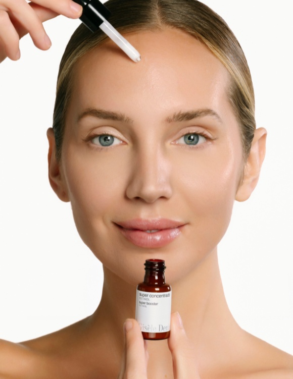 Apicacion de crema facial en la zona ocular